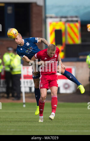 18. August 2019; Dens Park, Dundee, Schottland, Scottish League Cup, zweite Runde, Dundee Football Club gegen Aberdeen Football Club; Jordon Forster von Dundee gewinnt den Header von Sam Cosgrove von Aberdeen - redaktionelle Verwendung. Stockfoto