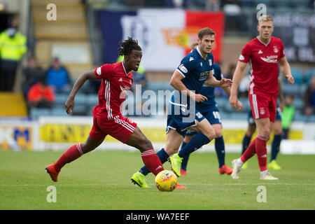 18. August 2019; Dens Park, Dundee, Schottland, Scottish League Cup, zweite Runde, Dundee Football Club gegen Aberdeen Football Club; Greg Leigh von der Aberdeen beats Josh Todd von Dundee - redaktionelle Verwendung. Stockfoto