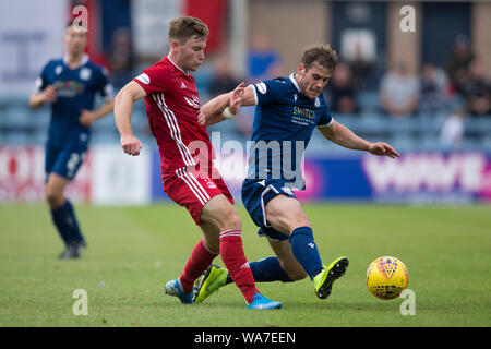 18. August 2019; Dens Park, Dundee, Schottland, Scottish League Cup, zweite Runde, Dundee Football Club gegen Aberdeen Football Club; Jon Gallagher von Aberdeen Herausforderungen für den Ball mit Josh Todd von Dundee - redaktionelle Verwendung. Stockfoto