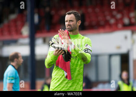 18. August 2019; Dens Park, Dundee, Schottland, Scottish League Cup, zweite Runde, Dundee Football Club gegen Aberdeen Football Club; Joe Lewis von Aberdeen begrüßt die Fans am Ende des Spiels - redaktionelle Verwendung. Stockfoto