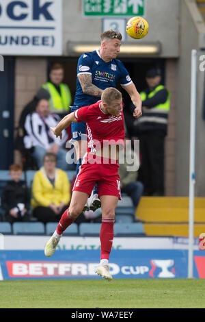 18. August 2019; Dens Park, Dundee, Schottland, Scottish League Cup, zweite Runde, Dundee Football Club gegen Aberdeen Football Club; Josh Meekings von Dundee gewinnt den Header von Sam Cosgrove von Aberdeen - redaktionelle Verwendung. Stockfoto