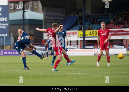 18. August 2019; Dens Park, Dundee, Schottland, Scottish League Cup, zweite Runde, Dundee Football Club gegen Aberdeen Football Club; Cammy Kerr von Dundee Brände in einen Schuß - redaktionelle Verwendung. Stockfoto