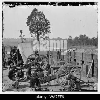 Atlanta, Ga Bund Soldaten entspannende von Guns gefangen fort Abstract: Ausgewählte Bürgerkrieg Fotografien, 1861-1865 Stockfoto