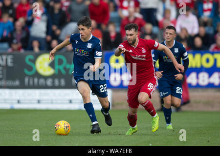 18. August 2019; Dens Park, Dundee, Schottland, Scottish League Cup, zweite Runde, Dundee Football Club gegen Aberdeen Football Club; Callum Moore von Dundee bricht mit Connor McLennan von Aberdeen - redaktionelle Verwendung. Stockfoto