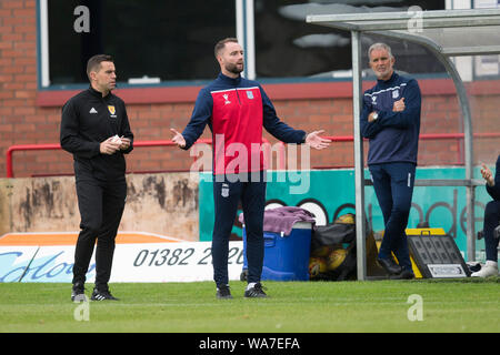 18. August 2019; Dens Park, Dundee, Schottland, Scottish League Cup, zweite Runde, Dundee Football Club gegen Aberdeen Football Club; Dundee manager James McPake zeigt seine Frustration mit einem Schiedsrichter Entscheidung - redaktionelle Verwendung. Stockfoto