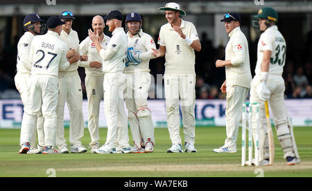 England's Joe Root (3. links) und Jack Leach (4. links) feiern mit Teamkollegen nach der Einnahme der wicket von Australiens Warum nicht während Labuschagne Tag fünf der Asche Test Match auf Lord's, London. Stockfoto