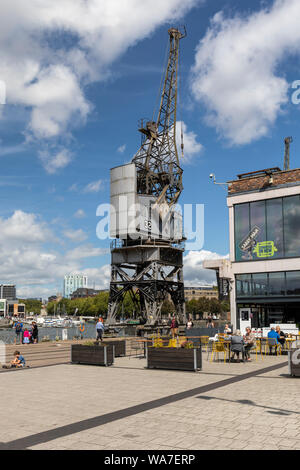 Wahrzeichen alten Industriekran in Princes Wharf - Bristol schwimmenden Hafen, Stadt Bristol, England, Großbritannien Stockfoto