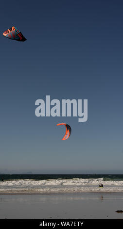 Kitesurfer auf Glencairn Strand auf Südafrika der False Bay Küste, in der Nähe der Stadt Cape Town Stockfoto