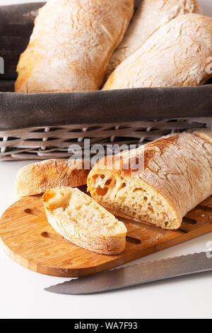 Essen Konzept hausgemachte Artisan im klassischen italienischen Stil Hefeteig Ciabatta Brot auf weißem Hintergrund Stockfoto