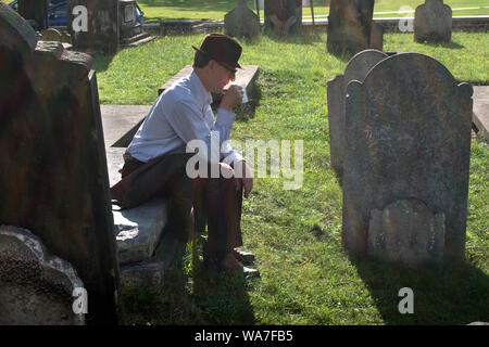 Tee am Nachmittag. Der Mensch von sich selbst trinken eine Tasse englischen Tee sitzen in einer Kirche, Friedhof, London UK 2019. 2010 s HOMER SYKES Stockfoto