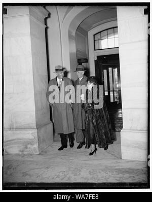 Attorney General kommt für Senat-rechtsausschusse hören. Washington, D.C., den 10. März. Attorney General Homer S. Cummings mit Frau Cummings im Capitol heute ankommen, wo der Generalstaatsanwalt als erster Zeuge vor dem Senat-rechtsausschusse auf den Plan des Präsidenten für die Sanierung des Obersten Gerichts erschien. Senator William Gibbs McAdoo (Mitte) von Kalifornien, die Paare auf ihre Ankunft begrüßt, 3/10/1937 Stockfoto