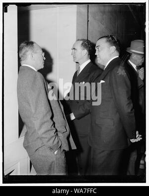 Attorney General und FBI-Chef ankommen bei US-Anwälte Konferenz. Washington, D.C., am 19. April. Attorney General Frank Murphy und FBI-Chef J. Edgar Hoover dargestellt, wie Sie im Ministerium der Justiz kam heute an der ersten Konferenz der Vereinigten Staaten Rechtsanwälte zu besuchen Stockfoto