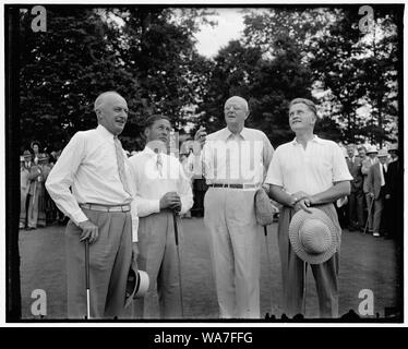 Attorney General schlachten Bobby Jones auf Verbindungen an der Bar Association Outing. Washington, D.C., den 24. Mai. Einer der Höhepunkte der Bezirk Bar Association heute Outing am Congressional Country Club war der Golf Match zwischen den Teams captained durch Attorney General Homer Cummings und Bobby Jones. Der Generalstaatsanwalt wird dargestellt, des Werfens einer Münze, um zu entscheiden, Privileg der erste Abschlag. Nach rechts: Roger Whiteford, Washington Rechtsanwalt; Bobby Jones, Attorney General Cummings, und John McClure, Washington Rechtsanwalt, 5/24/38 Links Stockfoto