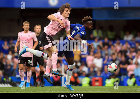 Tammy Abraham von Chelsea (R) in Aktion mit Dennis Praet von Leicester City (L). Premier League match, Chelsea v Leicester City an der Stamford Bridge in London am Sonntag, den 18. August 2019. Dieses Bild dürfen nur für redaktionelle Zwecke verwendet werden. Nur die redaktionelle Nutzung, eine Lizenz für die gewerbliche Nutzung erforderlich. Keine Verwendung in Wetten, Spiele oder einer einzelnen Verein/Liga/player Publikationen. pic von Steffan Bowen/Andrew Orchard sport Fotografie/Alamy leben Nachrichten Stockfoto