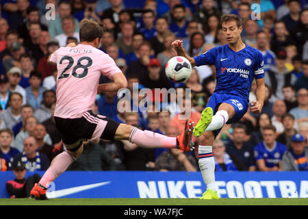Cesar Azpilicueta von Chelsea (R) in Aktion mit Christian Fuchs von Leicester City (L). Premier League match, Chelsea v Leicester City an der Stamford Bridge in London am Sonntag, den 18. August 2019. Dieses Bild dürfen nur für redaktionelle Zwecke verwendet werden. Nur die redaktionelle Nutzung, eine Lizenz für die gewerbliche Nutzung erforderlich. Keine Verwendung in Wetten, Spiele oder einer einzelnen Verein/Liga/player Publikationen. pic von Steffan Bowen/Andrew Orchard sport Fotografie/Alamy leben Nachrichten Stockfoto
