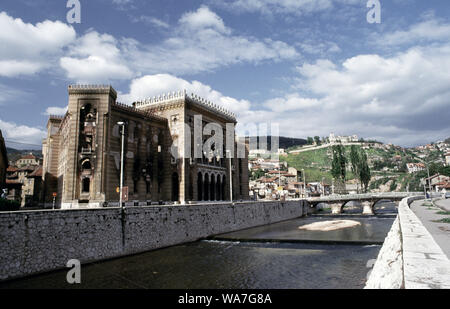 10. Mai 1993 während der Belagerung von Sarajevo: Der Blick nach Osten entlang des Flusses Miljacka, fließt die ausgebrannten National Art Gallery und Bibliothek (heute von Sarajevo City Hall). Auf dem Hügel im Hintergrund ist der Jajce Kasernen. Stockfoto