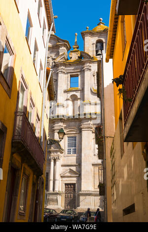 Portugal Porto Porto street scene Kirche Igreja Arte Sacra sakrale Kunst Archäologisches Museum Museu Gebäude Arqueologia schmale Gasse Straße Glockenturm Stockfoto