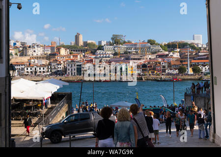 Portugal Porto Porto Ribeira Rio Douro panorama Stadtbild von Vila Nova de Gaia boote Uferstraße promenade Quay Cafe Restaurant Touristen Stockfoto