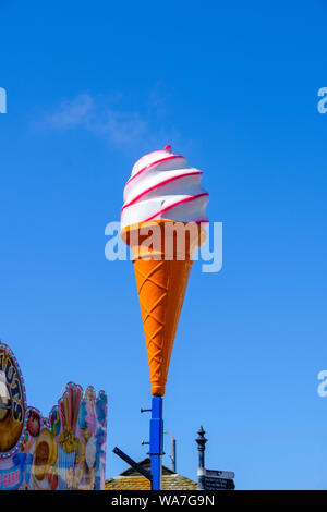 Riesige Eis Anzeige an der Küste von Hastings, East Sussex, Großbritannien Stockfoto