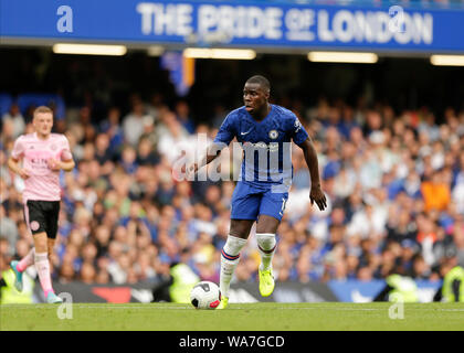 London, Großbritannien. 18. August 2019. Die englische Premier League Chelsea Football Club gegen Leicester City; Kurt Zouma von Chelsea - Streng redaktionelle Verwendung. Keine Verwendung mit nicht autorisierten Audio-, Video-, Daten-, Spielpläne, Verein/liga Logos oder "live" Dienstleistungen. On-line-in-Match mit 120 Bildern beschränkt, kein Video-Emulation. Keine Verwendung in Wetten, Spiele oder einzelne Verein/Liga/player Publikationen Quelle: Aktion Plus Sport Bilder/Alamy leben Nachrichten Stockfoto