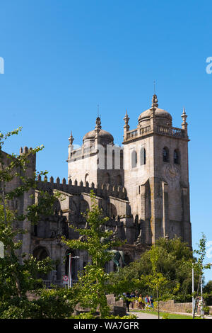 Portugal Porto Porto Sé Festung Kirche Kathedrale gebaut 12 13. Jahrhundert romanischen gotischen Barocken bell Clock towers Bäume Touristen Stein Stockfoto