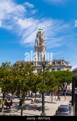 Portugal Porto Porto Câmara Municipal do Porto Stadt Rathaus Bäume Touristen wolken Ampel alten Straßenlaternen Clock Tower Tische Stühle Stockfoto
