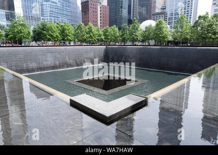 World Trade Center 9/11 Memorial Infinity South Pool, Lower Manhattan, New York, NY, USA, Nordamerika Stockfoto