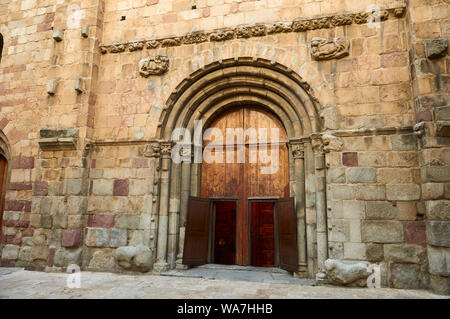 Haupteingang und die Fassade von Santa Maria d'Urgell bei Sonnenuntergang die Kathedrale (La Seu d'Urgell, Alto Urgel, Lleida, Pyrenäen, Katalonien, Spanien) Stockfoto