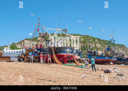 Hastings Fishing Trawler landen Fang von Fischen am Old Town Stade Fishing Boat Beach, East Sussex, britische Fischerboote Stockfoto