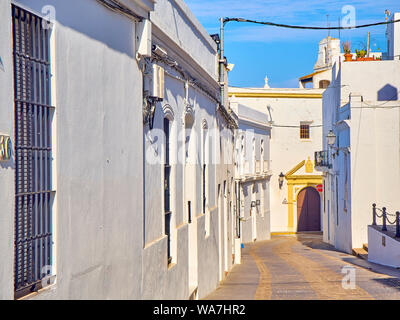 La Corredera, eine typische Straße der weiß getünchten Wänden von Vejer de la Frontera Stadtzentrum. Provinz Cadiz, Andalusien, Spanien. Stockfoto