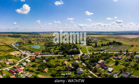 Antenne drone Ansicht der traditionellen ukrainischen Dorf. Landschaft im Westen der Ukraine. Stockfoto