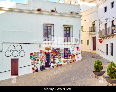 Eine typische Straße mit weiß getünchten Wänden von Vejer de la Frontera Stadtzentrum. Provinz Cadiz, Andalusien, Spanien. Stockfoto