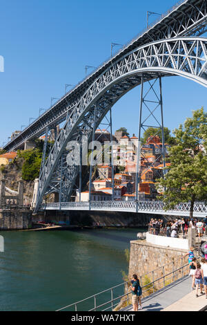 Portugal Porto Porto Ponte Dom Luis ich König Luis I Brücke Rio Douro Standseilbahn dos Guindais alte Stadtmauer Muralha Fernandina wiederhergestellt 1920 Wasser Stockfoto
