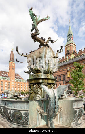 Der Drache Brunnen, von Joakim Skovgaard in Zusammenarbeit mit Thorvald Bindesbøll, Rathausplatz von Kopenhagen Dänemark Europa Stockfoto