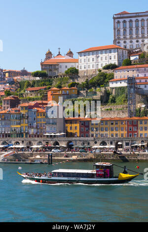 Portugal panorama Stadtbild von Porto Porto von Vila Nova de Gaia über Rio Douro River Boat damm wasser Rua Cais da Ribeira touristische Marktstände Stockfoto