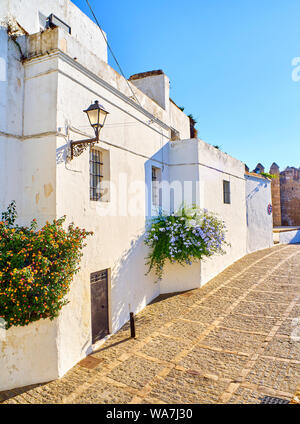 Marques de Tamaron Straße, eine typische Straße der weiß getünchten Wänden von Vejer de la Frontera Stadtzentrum. Provinz Cadiz, Andalusien, Spanien. Stockfoto