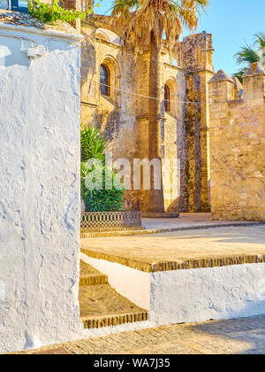 Nordwestlichen Fassade des Divino Salvador Kirche. Vejer de la Frontera Stadtzentrum. Provinz Cadiz, Andalusien, Spanien. Stockfoto