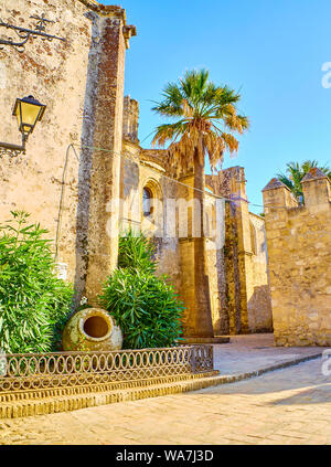 Nordwestlichen Fassade des Divino Salvador Kirche. Vejer de la Frontera Stadtzentrum. Provinz Cadiz, Andalusien, Spanien. Stockfoto