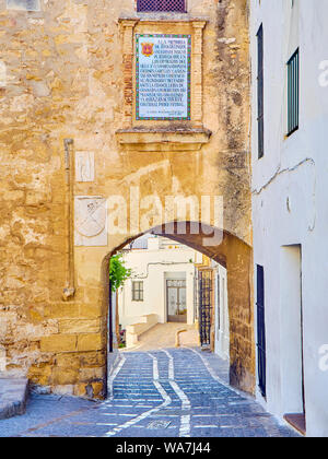 Bogen von La Segur, Arco de La Segur, in der Marques de Tamaron Straße. Vejer de la Frontera Stadtzentrum. Provinz Cadiz, Andalusien, Spanien. Stockfoto