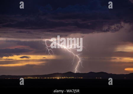 Eine Wolke Blitzschlag mit mehreren feinen Gabeln Streiks hinter den fernen Bergen in der Nähe von Columbus, Ohio, USA und Palomas, Chihuahua, Mir Stockfoto