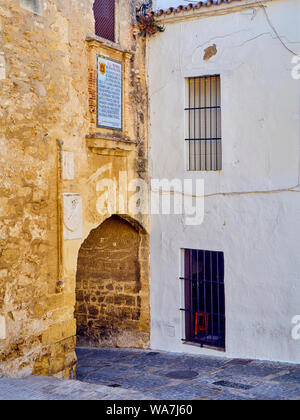 Bogen von La Segur, Arco de La Segur, in der Marques de Tamaron Straße. Vejer de la Frontera Stadtzentrum. Provinz Cadiz, Andalusien, Spanien. Stockfoto