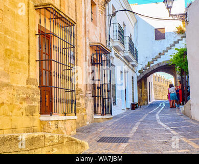 Vejer de la Frontera, Spanien - Juni 26., 2019. Bogen von La Segur, Arco de La Segur, in der Marques de Tamaron Straße. Vejer de la Frontera Stadtzentrum. Cadi Stockfoto