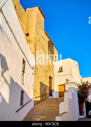 Vejer de la Frontera Schloss, Eintrag des Jüdischen Viertels. Blick von der Calle del Castillo Straße. Provinz Cadiz, Andalusien, Spanien. Stockfoto