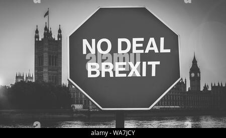 Kein Deal Brexit digital Composite mit Häusern des Parlaments, London im Hintergrund. Großbritannien ist der EU standardmäßig auf on Oktober 31st, 2019 führende t Stockfoto