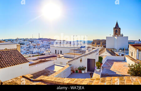 Dächer Ansicht von Vejer de la Frontera downtown bei Sonnenuntergang. Vejer de la Frontera, Provinz Cadiz, Andalusien, Spanien. Stockfoto