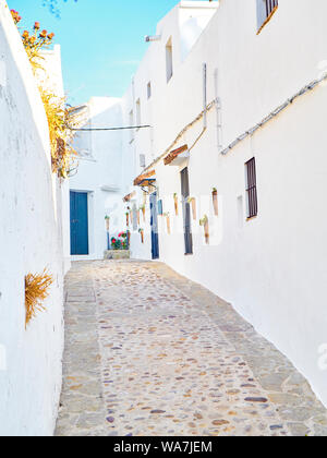 Eine typische Straße der weiß getünchten Wänden von Vejer de la Frontera Stadtzentrum. Provinz Cadiz, Andalusien, Spanien. Stockfoto