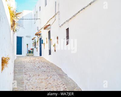 Eine typische Straße der weiß getünchten Wänden von Vejer de la Frontera Stadtzentrum. Provinz Cadiz, Andalusien, Spanien. Stockfoto