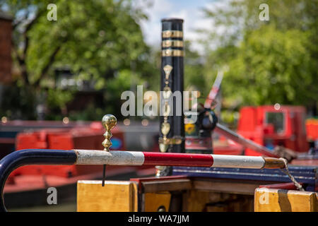 STOKE BRUERNE, NORTHAMPTONSHIRE, UK - 10. MAI 2019: Farbenfrohe, abstrakte Abbildung von Deichsel, Trichter und Details auf dem Schmalboot auf dem Grand Union Canal mit Stockfoto