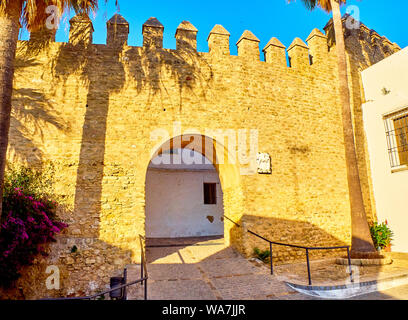 Bogen der geschlossenen Tür, Arco de La Puerta Cerrada, im Jüdischen Viertel von Vejer de la Frontera Stadtzentrum. Provinz Cadiz, Andalusien, Spanien. Stockfoto