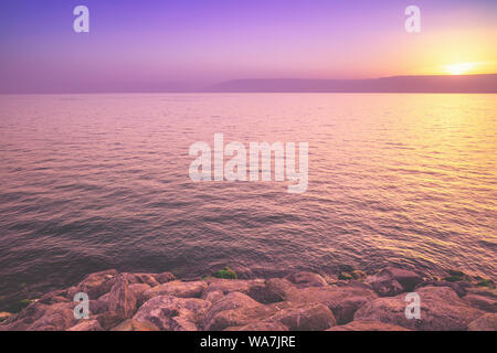 Schönen See von Galiläa in den frühen Morgen. Die Zeit vor Sonnenaufgang. Meer Landschaft im Norden Israels Stockfoto